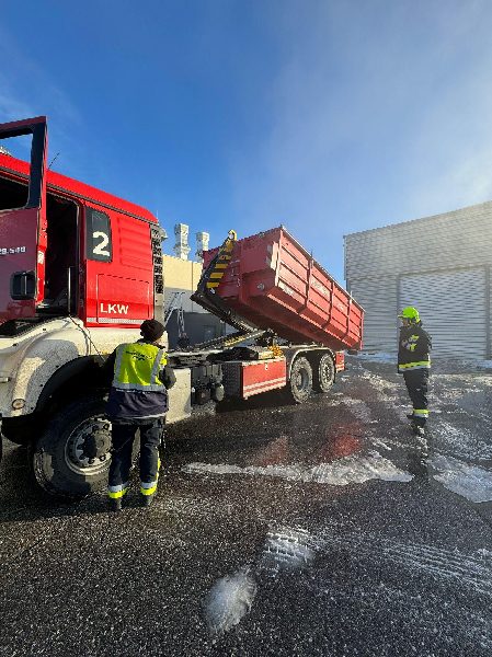 Transport brennender Akkus mit dem Spezialcontainer AB-Kühlen. (Bild 4)